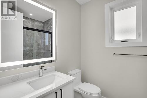 705 Raymer Road, Kelowna, BC - Indoor Photo Showing Bathroom