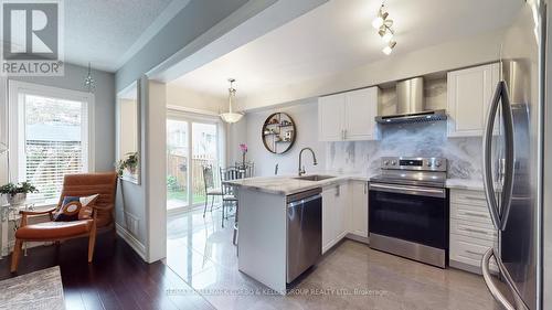 6 Sunridge Street, Richmond Hill (Oak Ridges), ON - Indoor Photo Showing Kitchen With Upgraded Kitchen