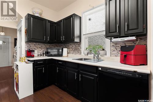 1523 Victoria Avenue, Regina, SK - Indoor Photo Showing Kitchen With Double Sink