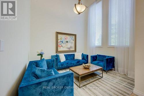 58 West Acres Crescent, Kitchener, ON - Indoor Photo Showing Living Room