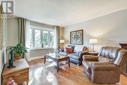 2489 Yarmouth Crescent, Oakville (Bronte West), ON - Indoor Photo Showing Living Room