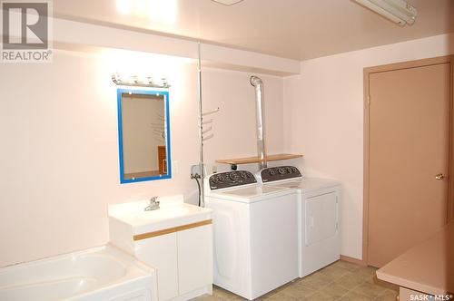 1239 Caribou Street W, Moose Jaw, SK - Indoor Photo Showing Laundry Room