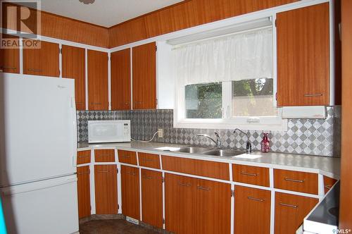 1239 Caribou Street W, Moose Jaw, SK - Indoor Photo Showing Kitchen With Double Sink