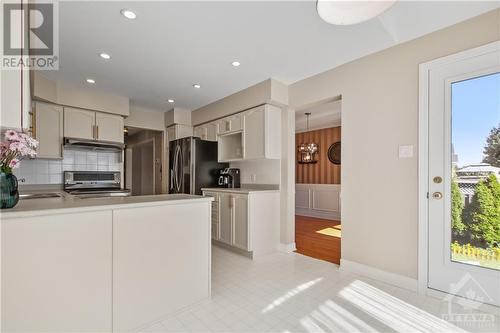 Kitchen with Eat-in Area - 117 Locheland Crescent, Ottawa, ON - Indoor Photo Showing Kitchen