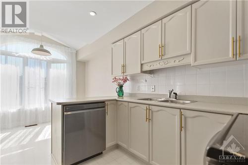 Kitchen with Eat-in area - 117 Locheland Crescent, Ottawa, ON - Indoor Photo Showing Kitchen With Double Sink