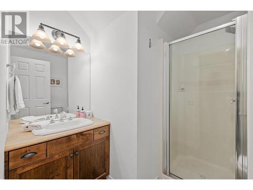 380 Providence Avenue Unit# 9, Kelowna, BC - Indoor Photo Showing Bathroom