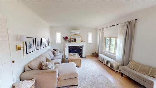 Living Room - 5953 Carlton Avenue, Niagara Falls, ON - Indoor Photo Showing Living Room