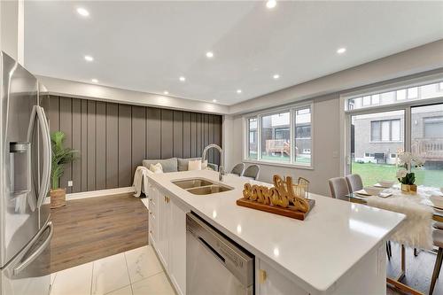 117 Freedom Crescent, Hamilton, ON - Indoor Photo Showing Kitchen With Double Sink With Upgraded Kitchen