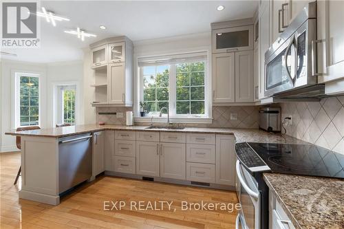 6131 Pebblewoods Drive, Ottawa, ON - Indoor Photo Showing Kitchen With Upgraded Kitchen