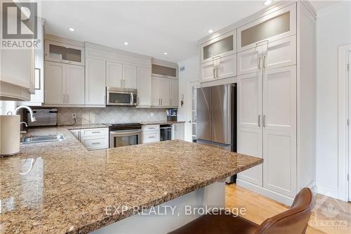 6131 Pebblewoods Drive, Ottawa, ON - Indoor Photo Showing Kitchen