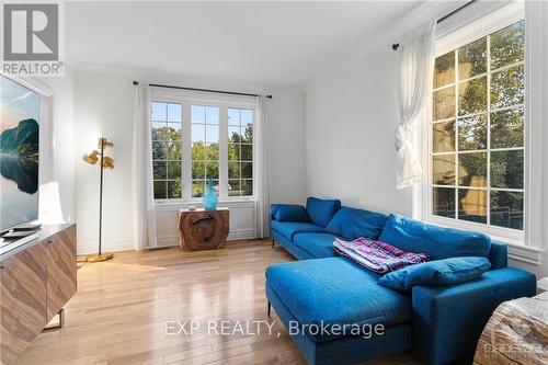 6131 Pebblewoods Drive, Ottawa, ON - Indoor Photo Showing Living Room