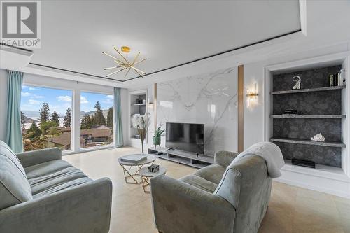 5956 Victoria Street, Peachland, BC - Indoor Photo Showing Living Room