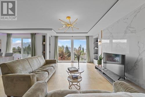 5956 Victoria Street, Peachland, BC - Indoor Photo Showing Living Room