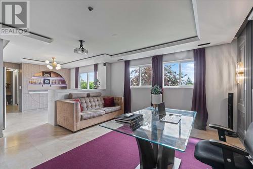 5956 Victoria Street, Peachland, BC - Indoor Photo Showing Living Room