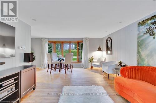 99 River Road, Brampton, ON - Indoor Photo Showing Living Room