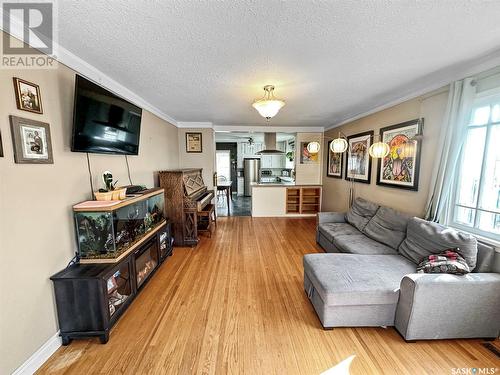 171 5Th Avenue Nw, Swift Current, SK - Indoor Photo Showing Living Room