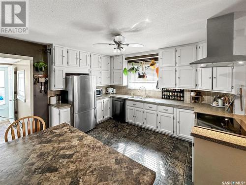 171 5Th Avenue Nw, Swift Current, SK - Indoor Photo Showing Kitchen