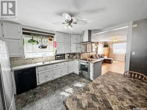 171 5Th Avenue Nw, Swift Current, SK - Indoor Photo Showing Kitchen