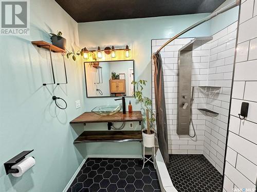 171 5Th Avenue Nw, Swift Current, SK - Indoor Photo Showing Bathroom