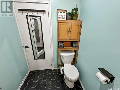 171 5Th Avenue Nw, Swift Current, SK - Indoor Photo Showing Bathroom