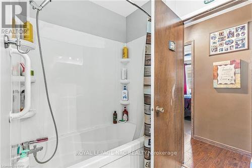 7563 Redhaven Crescent, Niagara Falls, ON - Indoor Photo Showing Bathroom