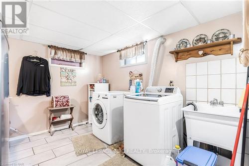 7563 Redhaven Crescent, Niagara Falls, ON - Indoor Photo Showing Laundry Room