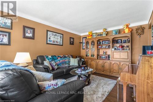 7563 Redhaven Crescent, Niagara Falls, ON - Indoor Photo Showing Living Room