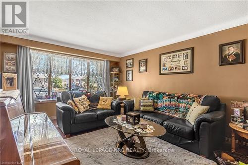 7563 Redhaven Crescent, Niagara Falls, ON - Indoor Photo Showing Living Room