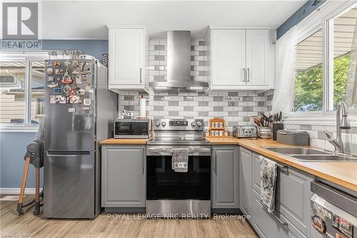 7563 Redhaven Crescent, Niagara Falls, ON - Indoor Photo Showing Kitchen With Double Sink