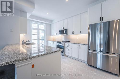 52 - 30 Lunar Crescent, Mississauga, ON - Indoor Photo Showing Kitchen With Upgraded Kitchen