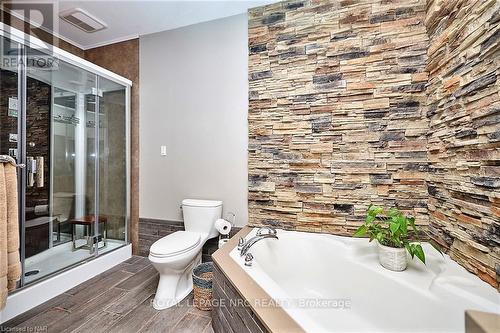 7 Scottdale Court, Pelham, ON - Indoor Photo Showing Bathroom