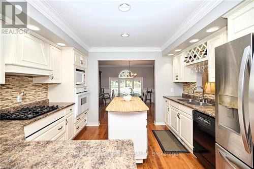 1 Alder Crescent, Pelham, ON - Indoor Photo Showing Kitchen With Double Sink With Upgraded Kitchen