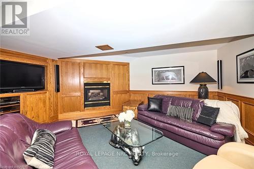 1 Alder Crescent, Pelham, ON - Indoor Photo Showing Living Room With Fireplace