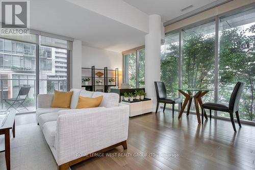 201 - 39 Queens Quay E, Toronto (Waterfront Communities), ON - Indoor Photo Showing Living Room