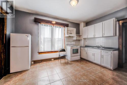 114 Erb Street W, Waterloo, ON - Indoor Photo Showing Kitchen