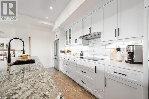 1402 - 1878 Gordon Street, Guelph (Guelph South), ON - Indoor Photo Showing Kitchen With Upgraded Kitchen