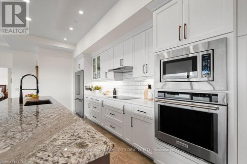 1402 - 1878 Gordon Street, Guelph (Guelph South), ON - Indoor Photo Showing Kitchen With Upgraded Kitchen