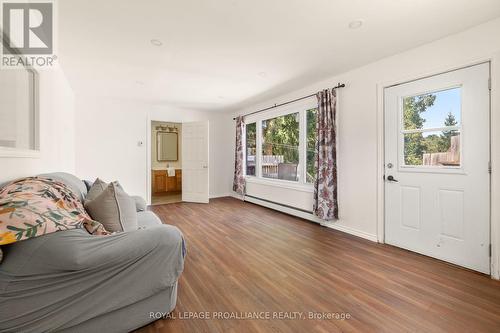 34 Lewis Street, Belleville, ON - Indoor Photo Showing Living Room