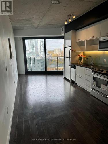 1012 - 51 Trolley Crescent, Toronto, ON - Indoor Photo Showing Kitchen