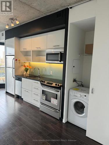 1012 - 51 Trolley Crescent, Toronto, ON - Indoor Photo Showing Kitchen