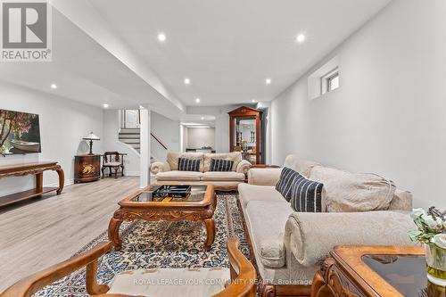 67 Gamble Glen Crescent, Richmond Hill, ON - Indoor Photo Showing Living Room