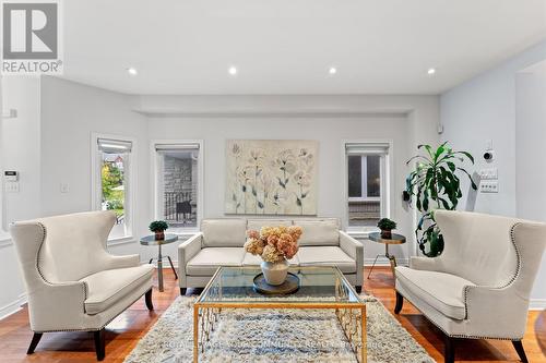 67 Gamble Glen Crescent, Richmond Hill, ON - Indoor Photo Showing Living Room