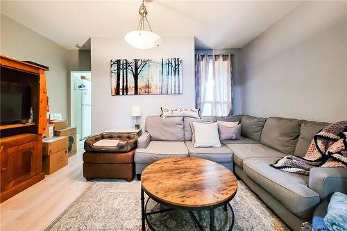 114 Tisdale Street N, Hamilton, ON - Indoor Photo Showing Living Room