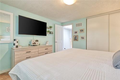 543 Upper Horning Road, Hamilton, ON - Indoor Photo Showing Bedroom