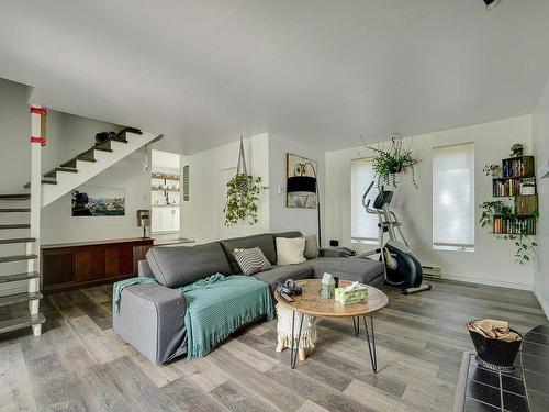 Living room - 15 Rue Du Domaine-Després, Sainte-Marguerite-Du-Lac-Masson, QC - Indoor Photo Showing Living Room