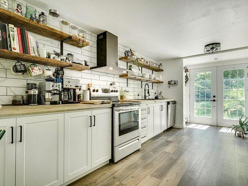 Kitchen - 15 Rue Du Domaine-Després, Sainte-Marguerite-Du-Lac-Masson, QC - Indoor Photo Showing Kitchen