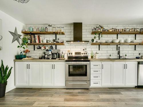 Cuisine - 15 Rue Du Domaine-Després, Sainte-Marguerite-Du-Lac-Masson, QC - Indoor Photo Showing Kitchen With Upgraded Kitchen