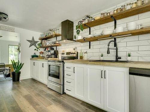 Kitchen - 15 Rue Du Domaine-Després, Sainte-Marguerite-Du-Lac-Masson, QC - Indoor Photo Showing Kitchen