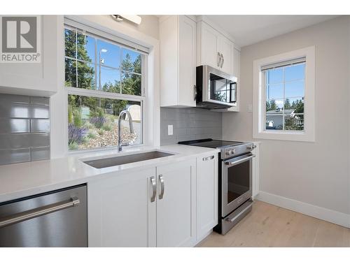 2025 Huckleberry Road, Kelowna, BC - Indoor Photo Showing Kitchen