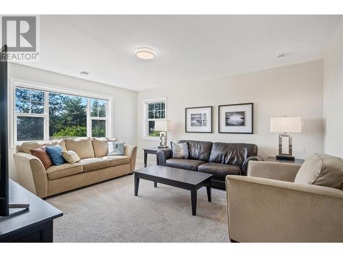 2025 Huckleberry Road, Kelowna, BC - Indoor Photo Showing Living Room